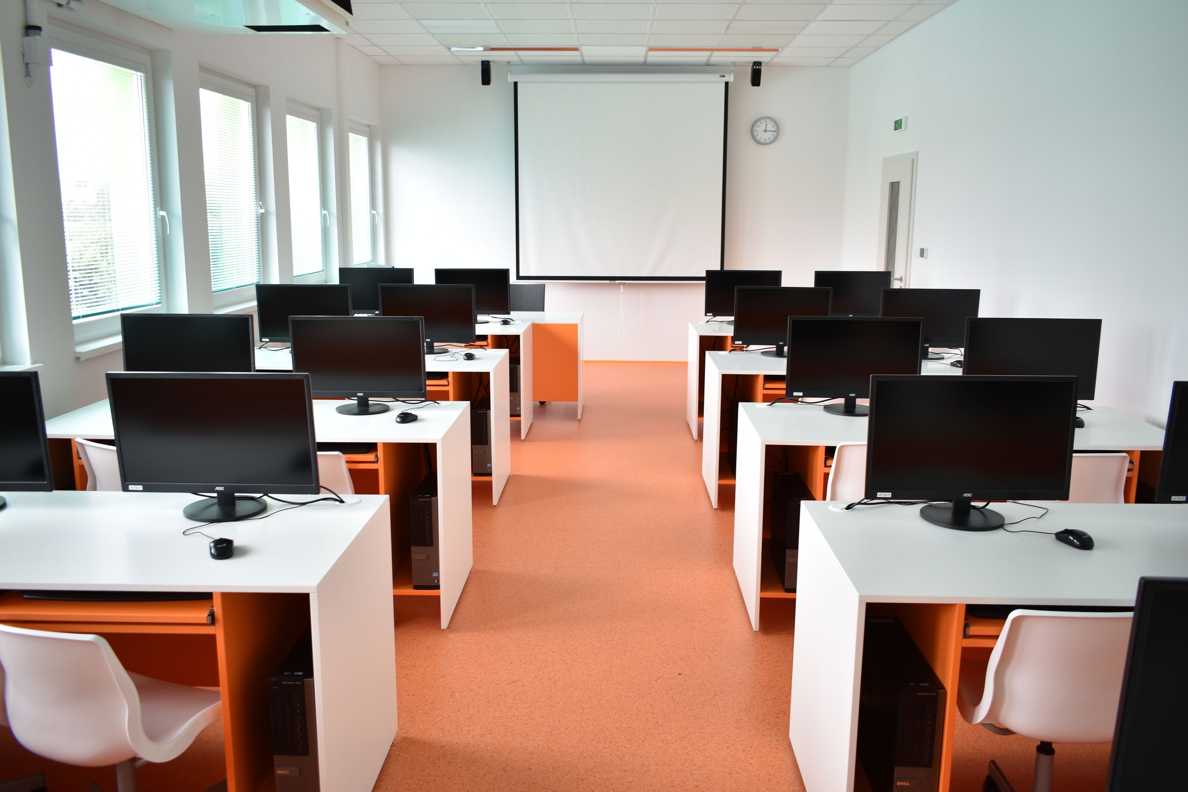 Počítačová učebna vybavena nábytkem ViVA school