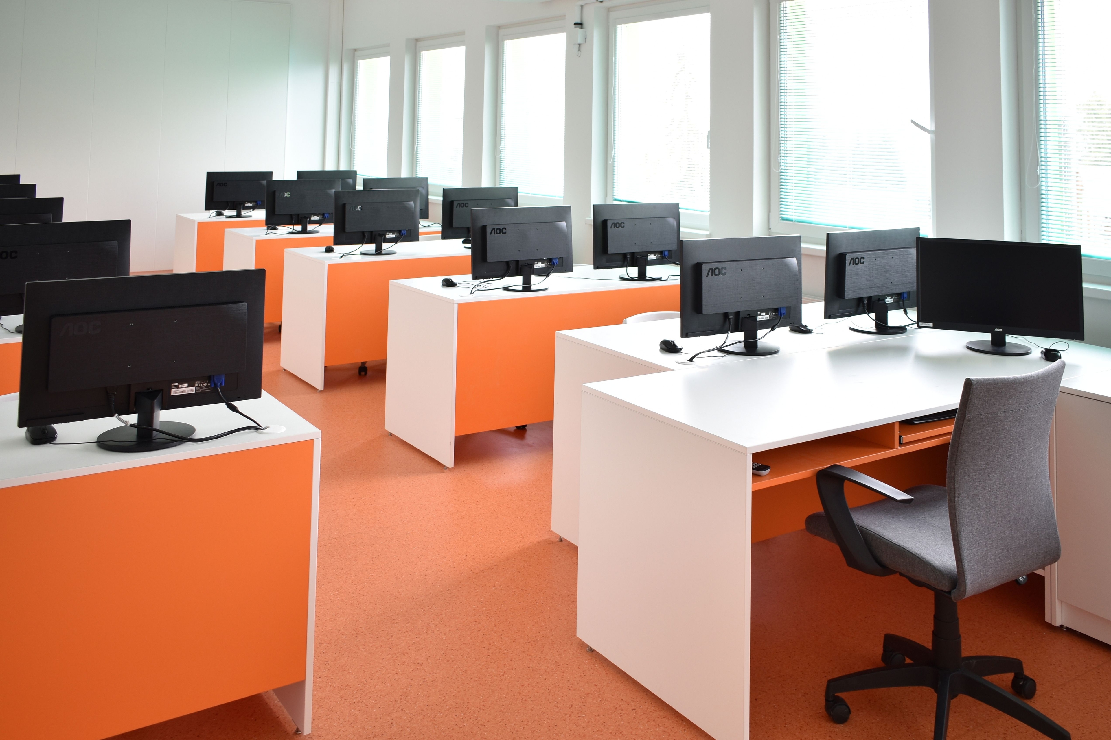 Počítačová učebna vybavena nábytkem ViVA school