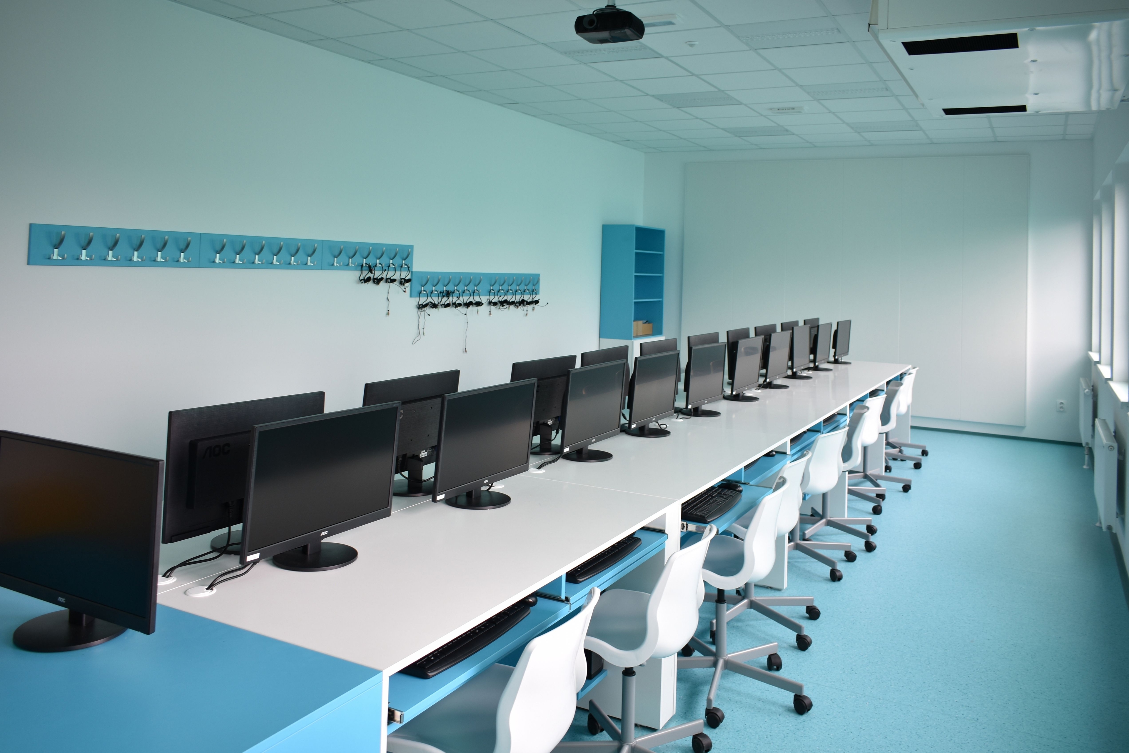 Počítačová učebna vybavena nábytkem ViVA school