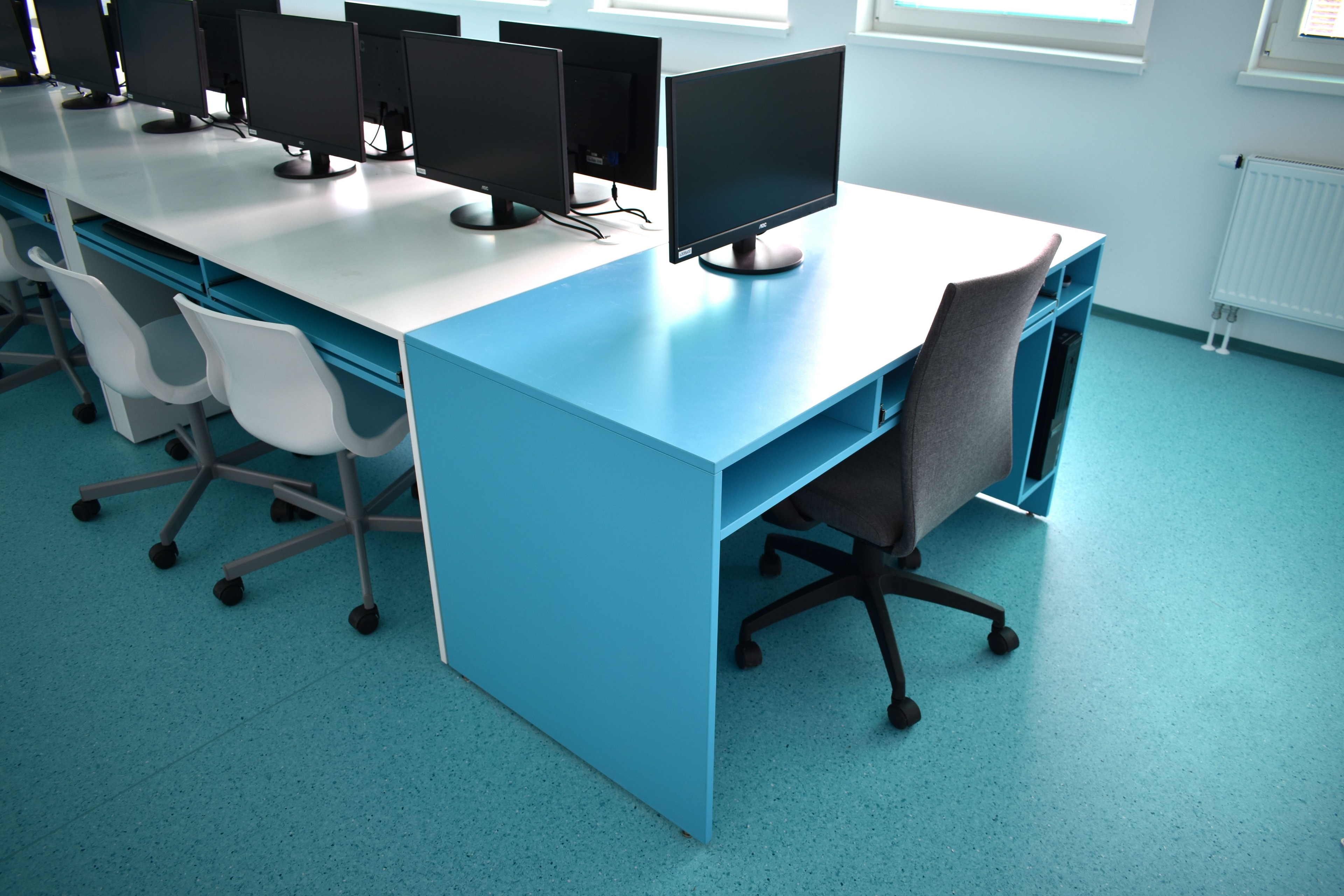 Počítačová učebna vybavena nábytkem ViVA school