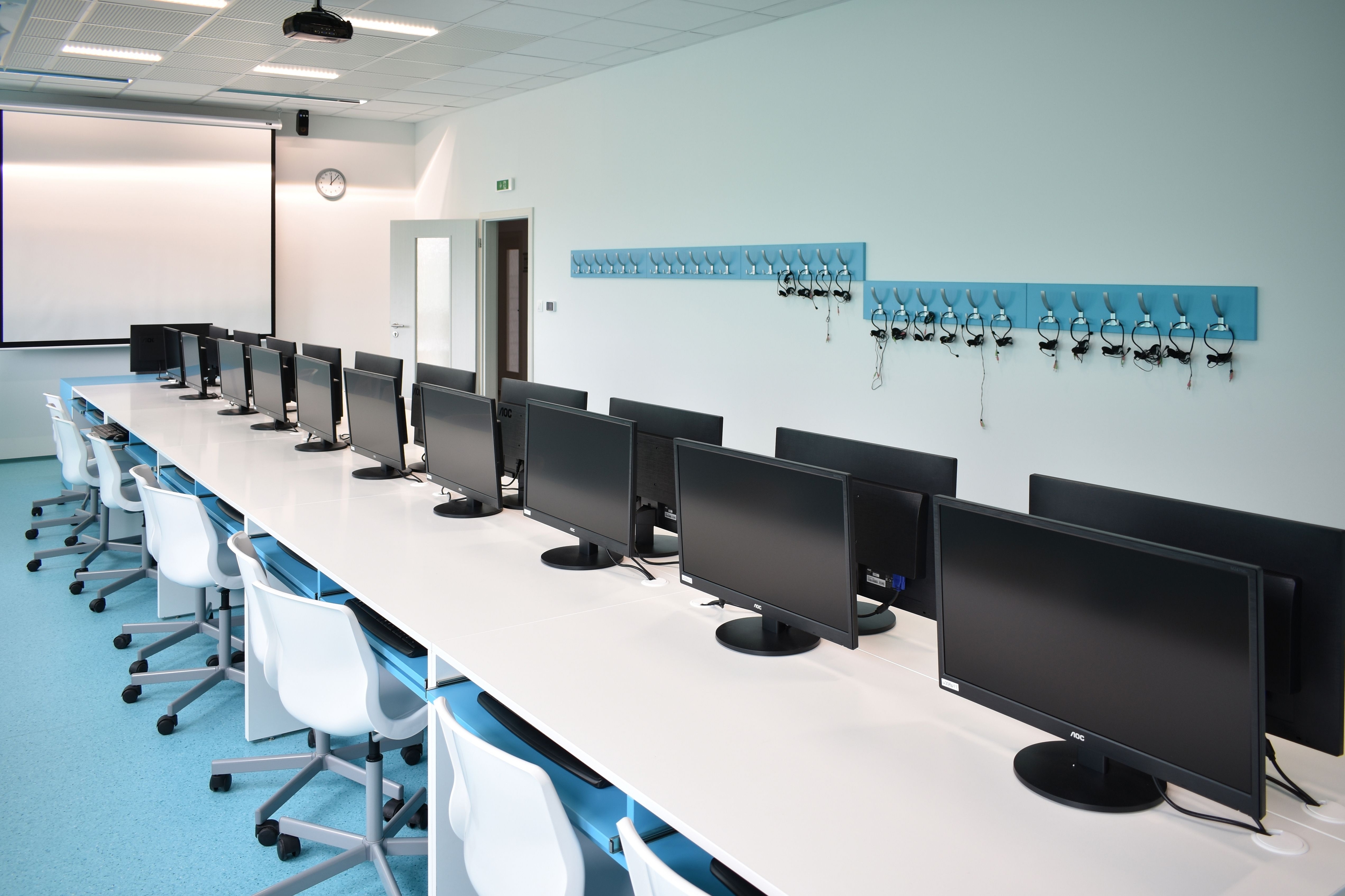 Počítačová učebna vybavena nábytkem ViVA school