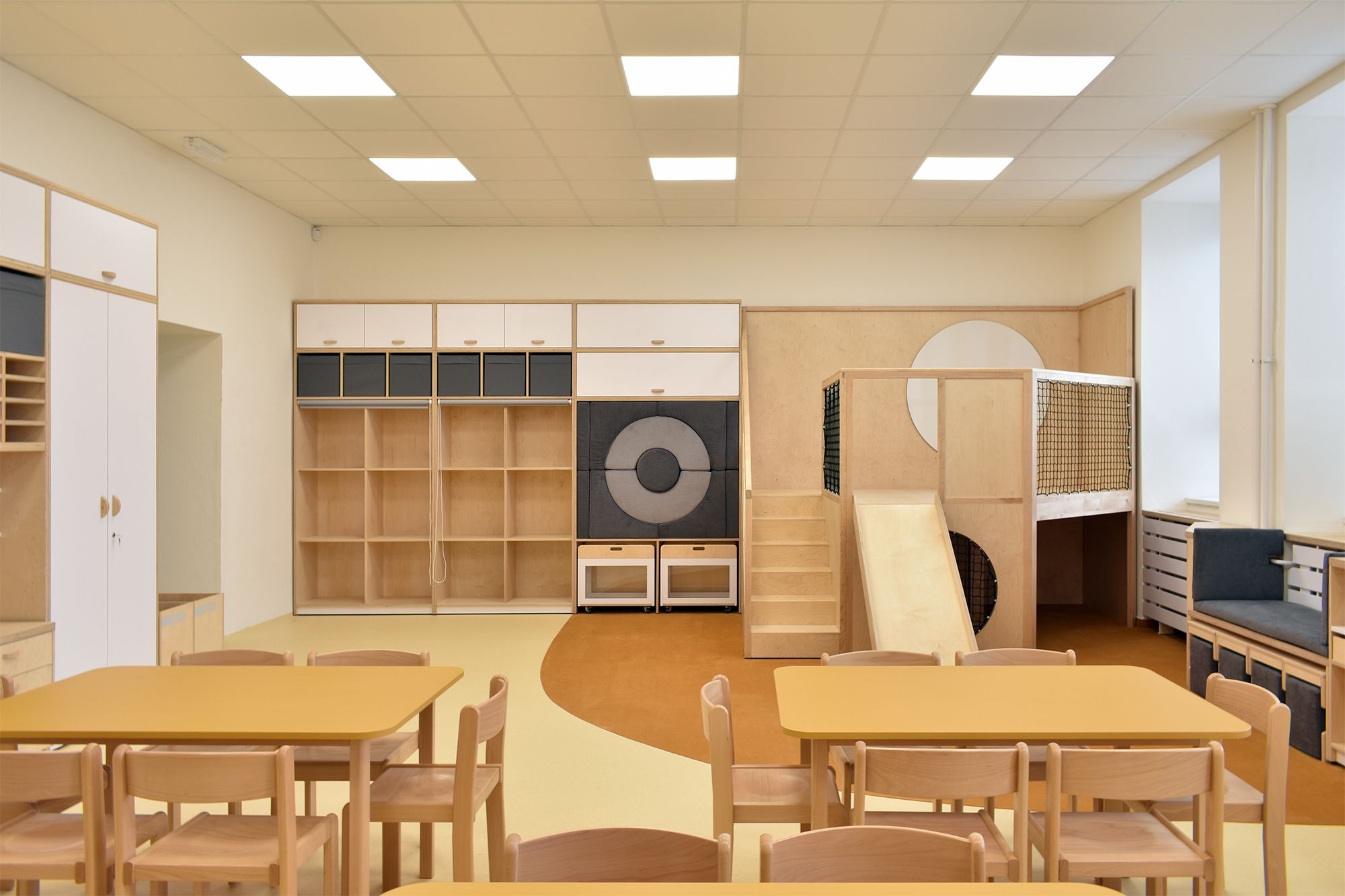 Karamelová družina ZŠ Okříšky vybavena školním nábytkem ViVA school 