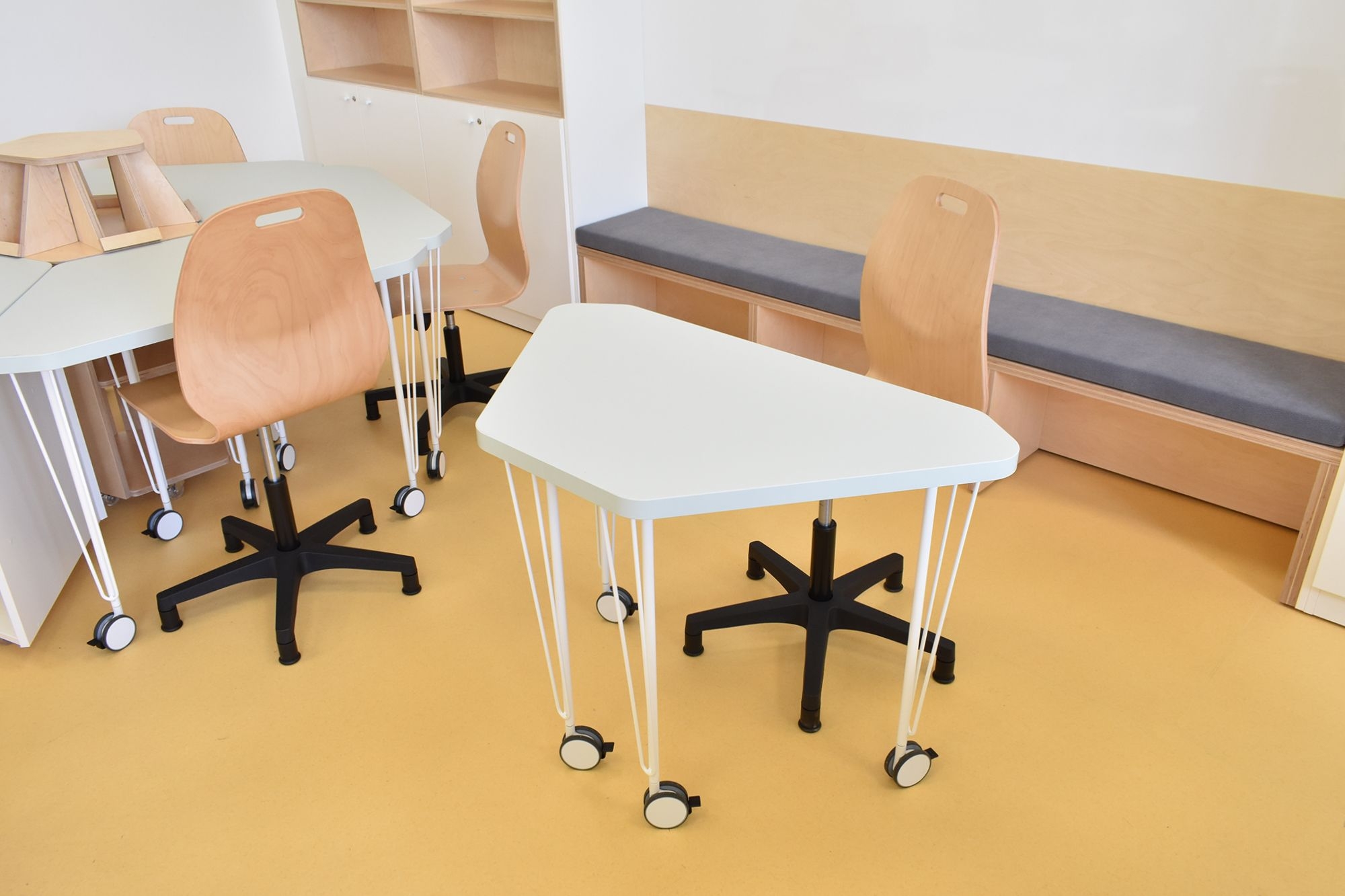 Jazyková učebna  Odborná učebna Návrh učebny Design interiéru škol Stoly do hnízda Jednolavice Překližka Lamino Učebna Třída Základní škola