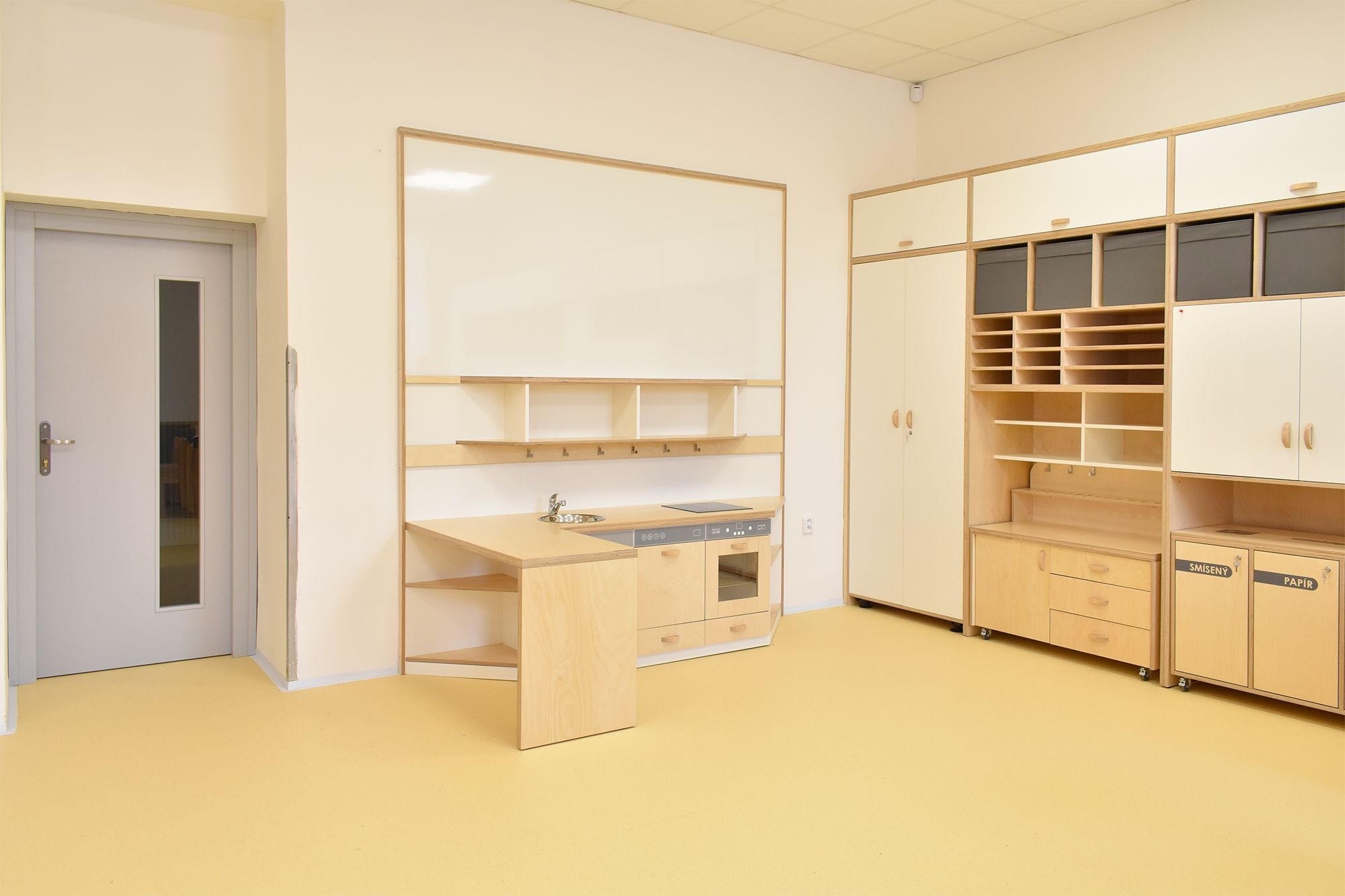 Žlutá družina základní škola okříšky. Dětská kuchyňka a skříně ViVA school.
