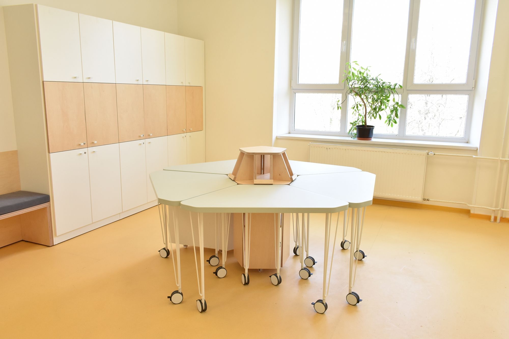 Jazyková učebna  Odborná učebna Návrh učebny Design interiéru škol Stoly do hnízda Pantoswing Překližka Lamino Učebna Třída Základní škola