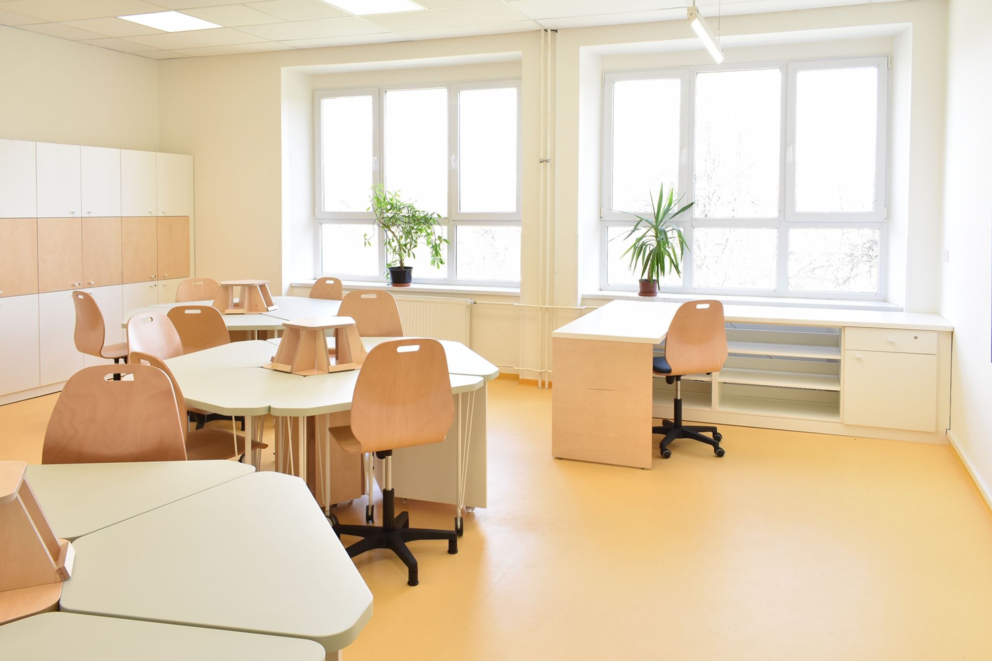 Jazyková učebna  Odborná učebna Návrh učebny Design interiéru škol Stoly do hnízda Překližka Lamino Učebna Třída Základní škola