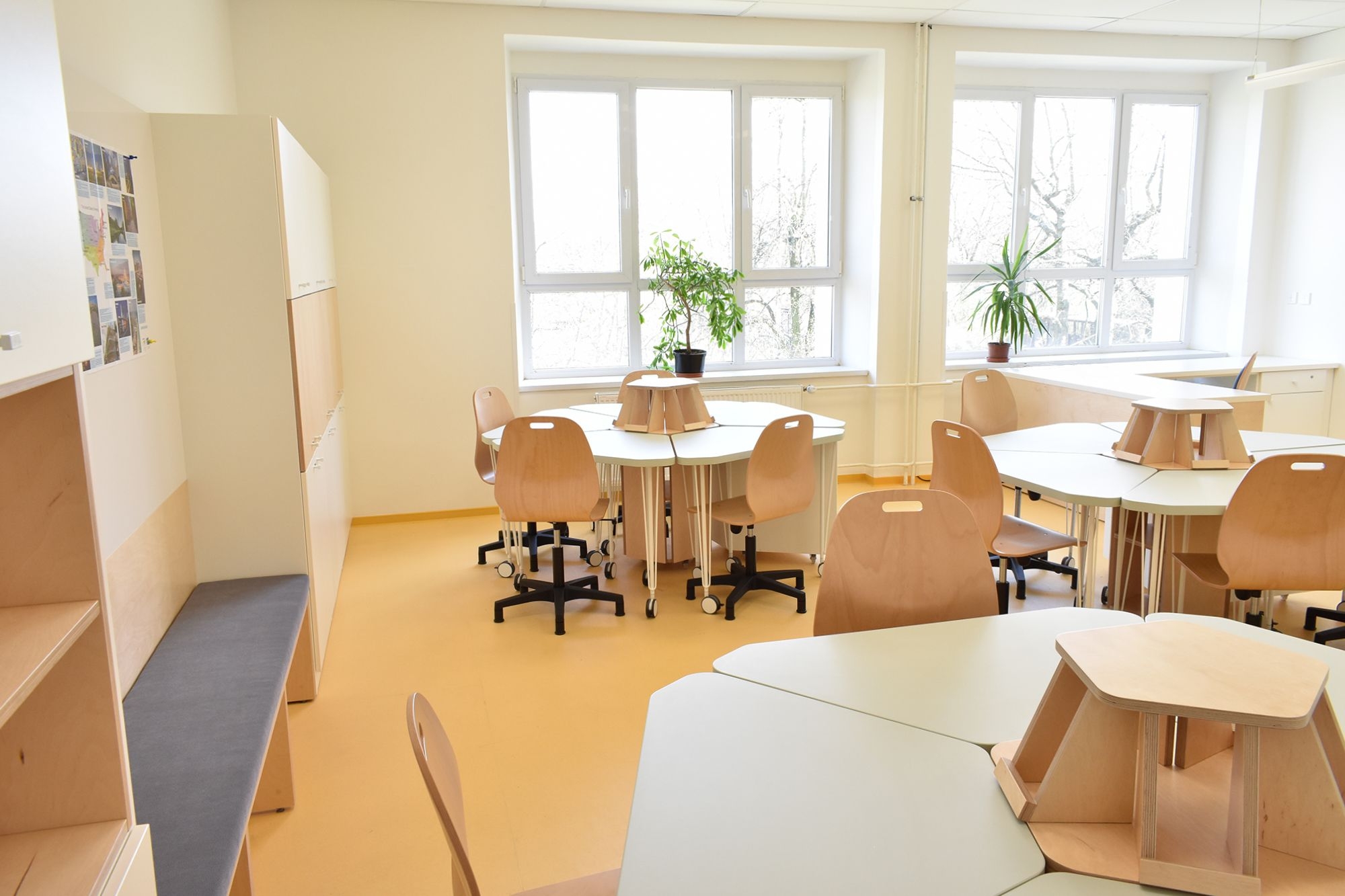 Jazyková učebna  Odborná učebna Návrh učebny Design interiéru škol Stoly do hnízda Překližka Lamino Učebna Třída Základní škola
