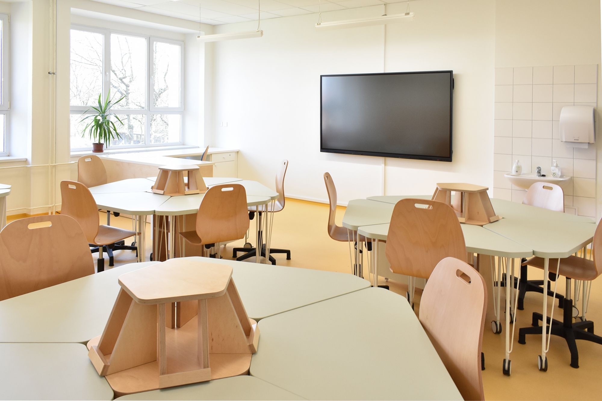 Jazyková učebna  Odborná učebna Návrh učebny Design interiéru škol Stoly do hnízda Překližka Lamino Učebna Třída Základní škola