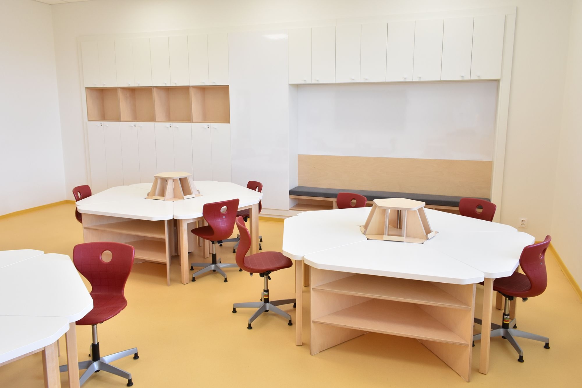 Jazyková učebna  Odborná učebna Návrh učebny Design interiéru škol Stoly do hnízda Překližka Lamino Učebna Třída Základní škola