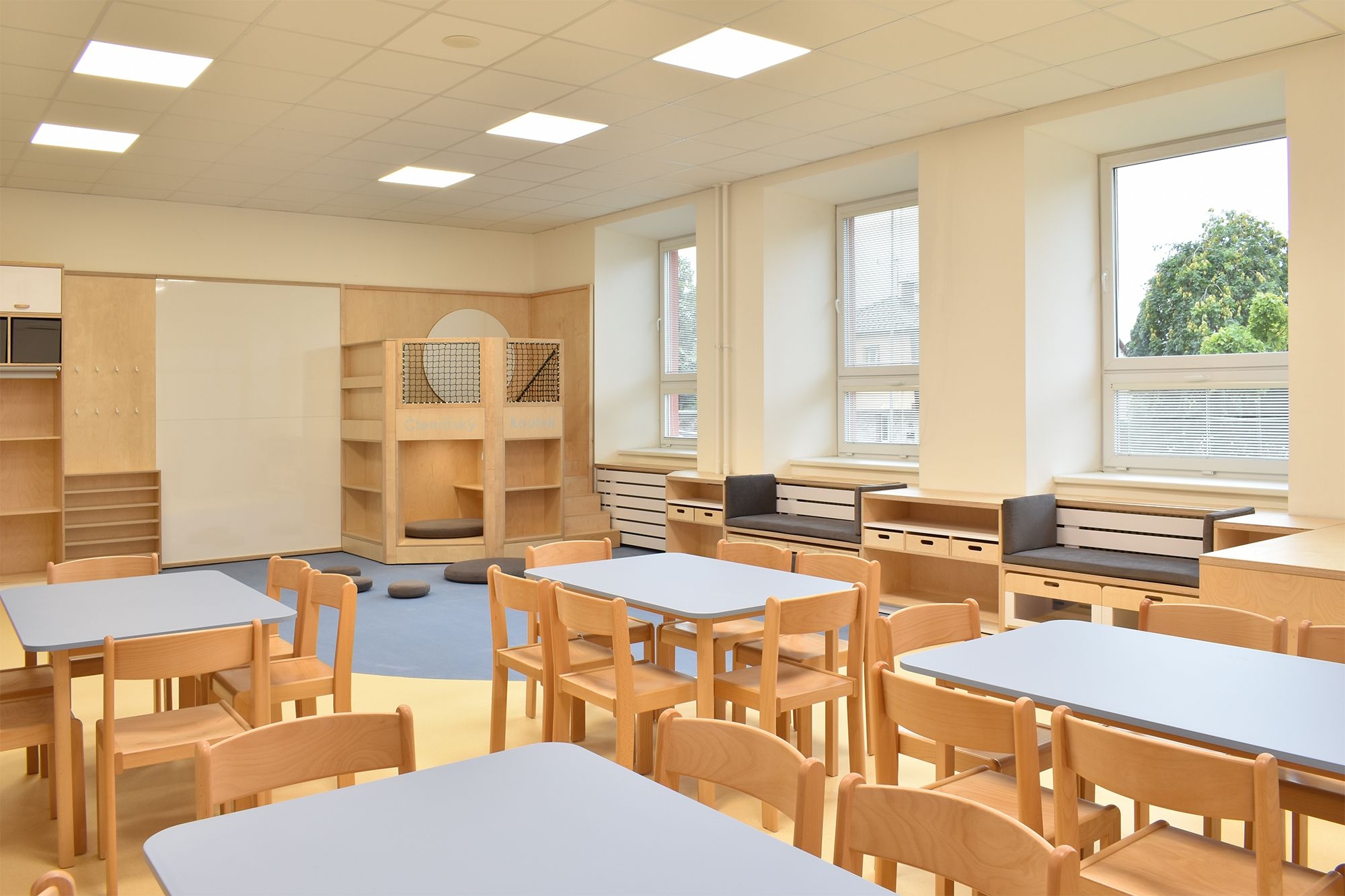 Modrá družina ZŠ Okříšky vybavena školním nábytkem ViVA school