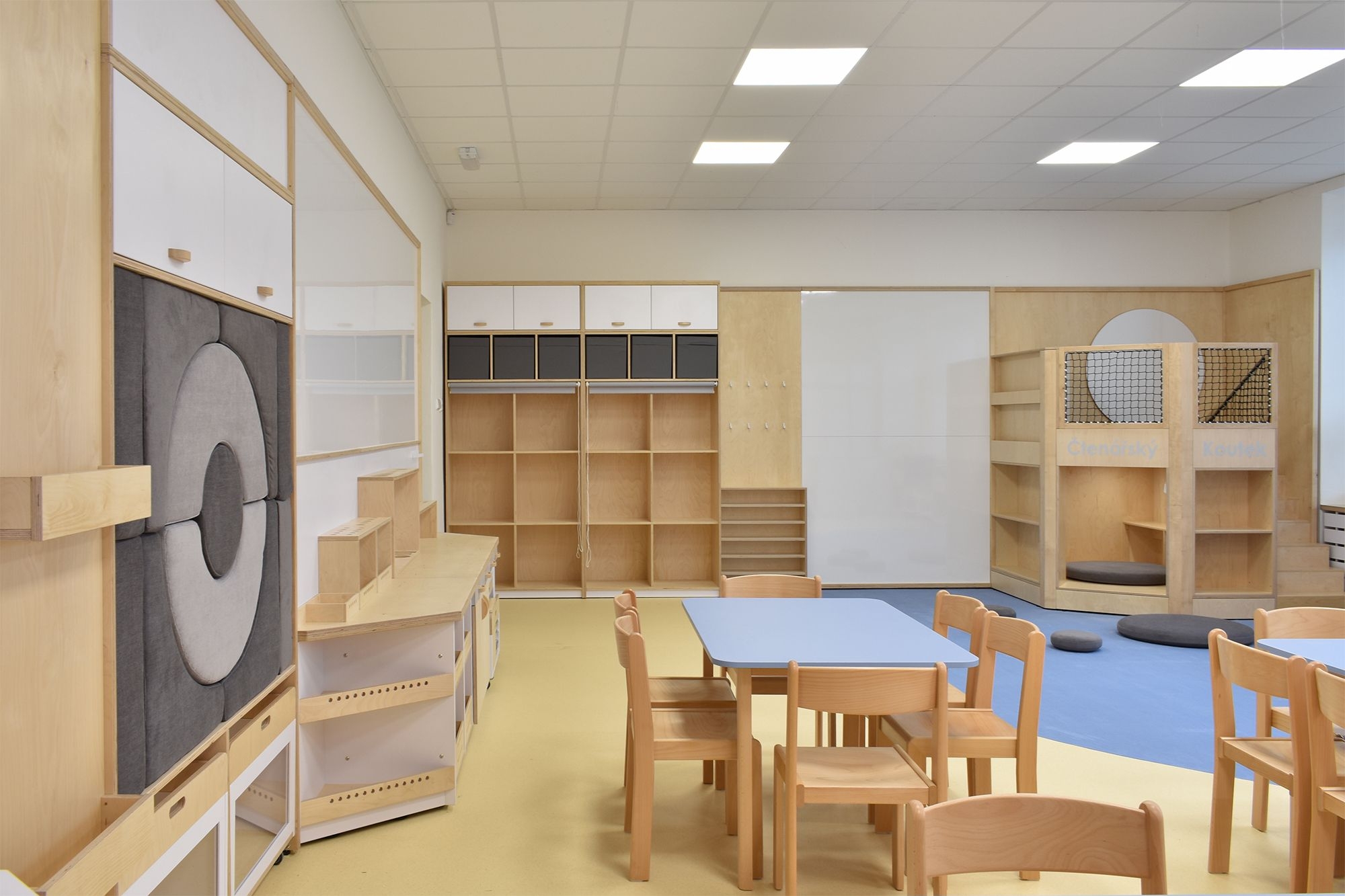 Modrá družina ZŠ Okříšky vybavena školním nábytkem ViVA school