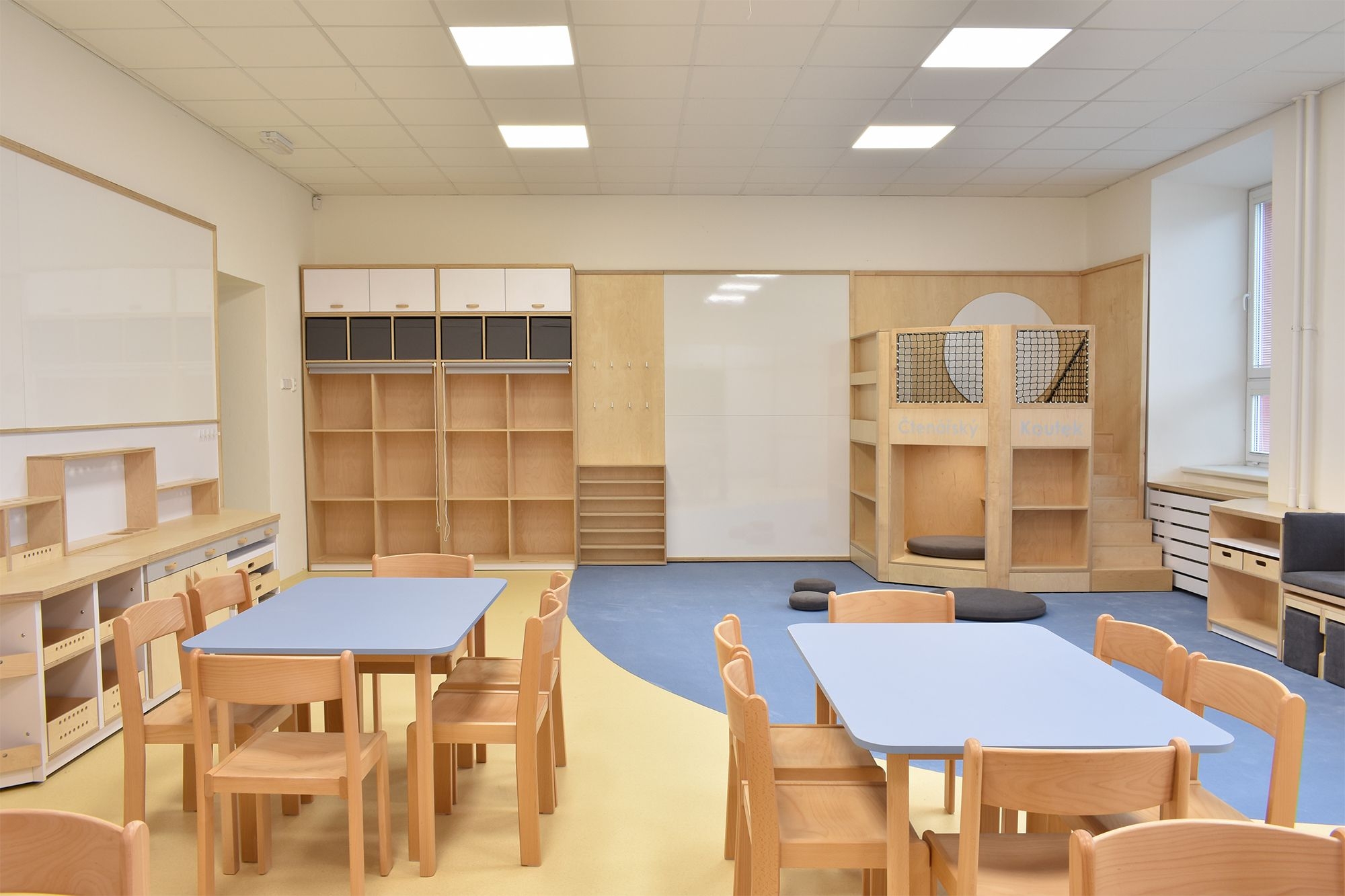 Modrá družina ZŠ Okříšky vybavena školním nábytkem ViVA school