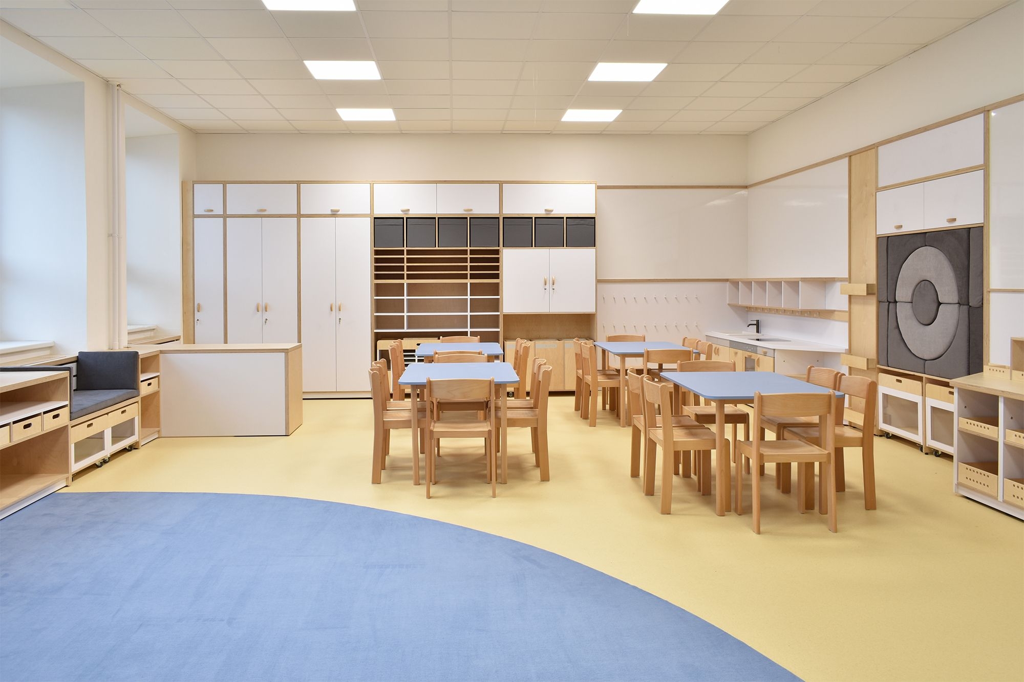 Modrá družina ZŠ Okříšky vybavena školním nábytkem ViVA school