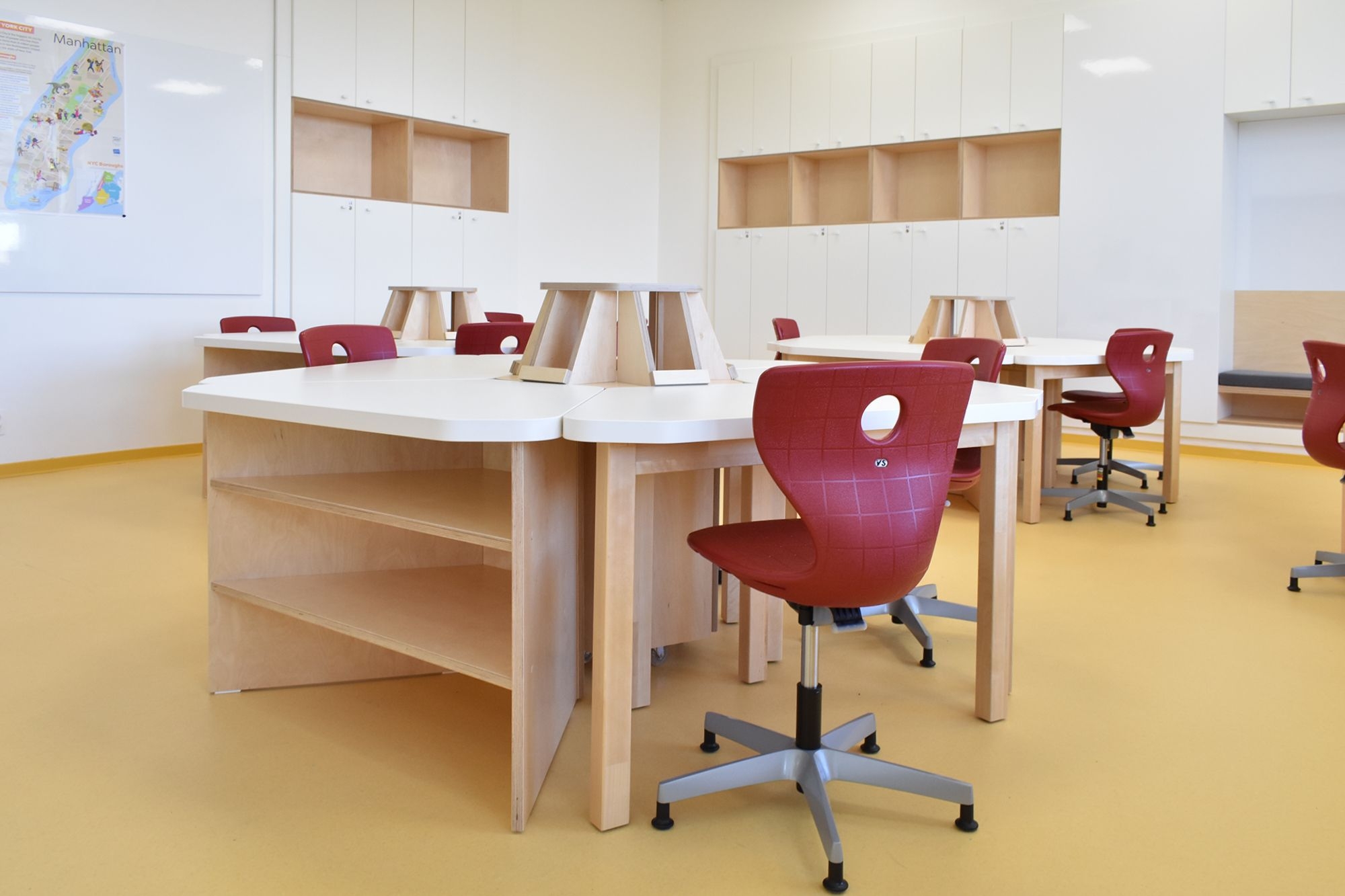 Jazyková učebna  Odborná učebna Návrh učebny Design interiéru škol Stoly do hnízda Pantoswing Překližka Lamino Učebna Třída Základní škola