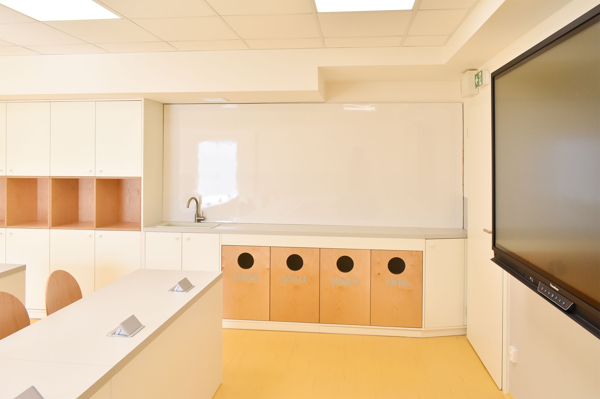 Učebna fyziky Praha školní nábytek interiérový design