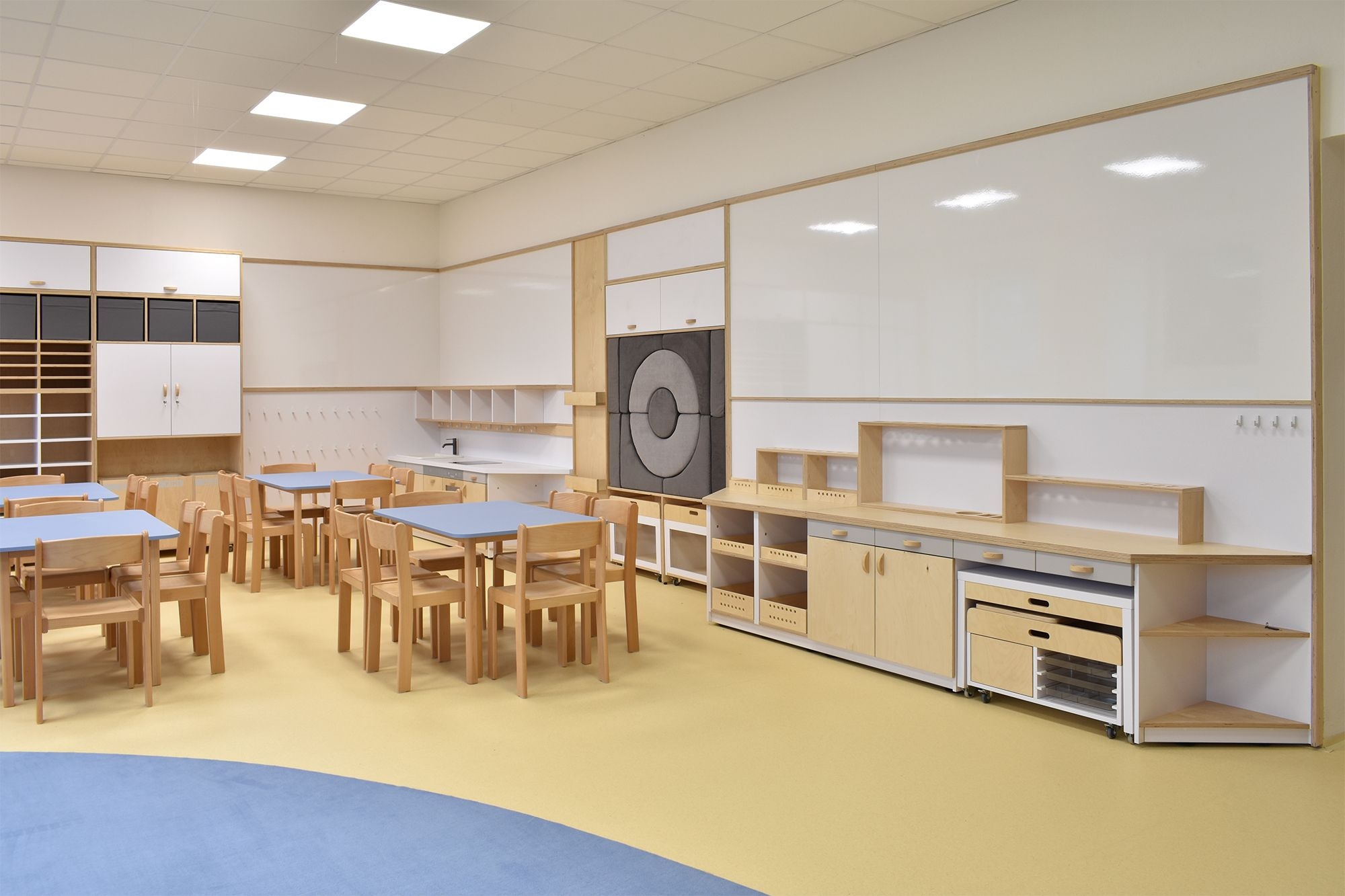 Modrá družina ZŠ Okříšky vybavena školním nábytkem ViVA school