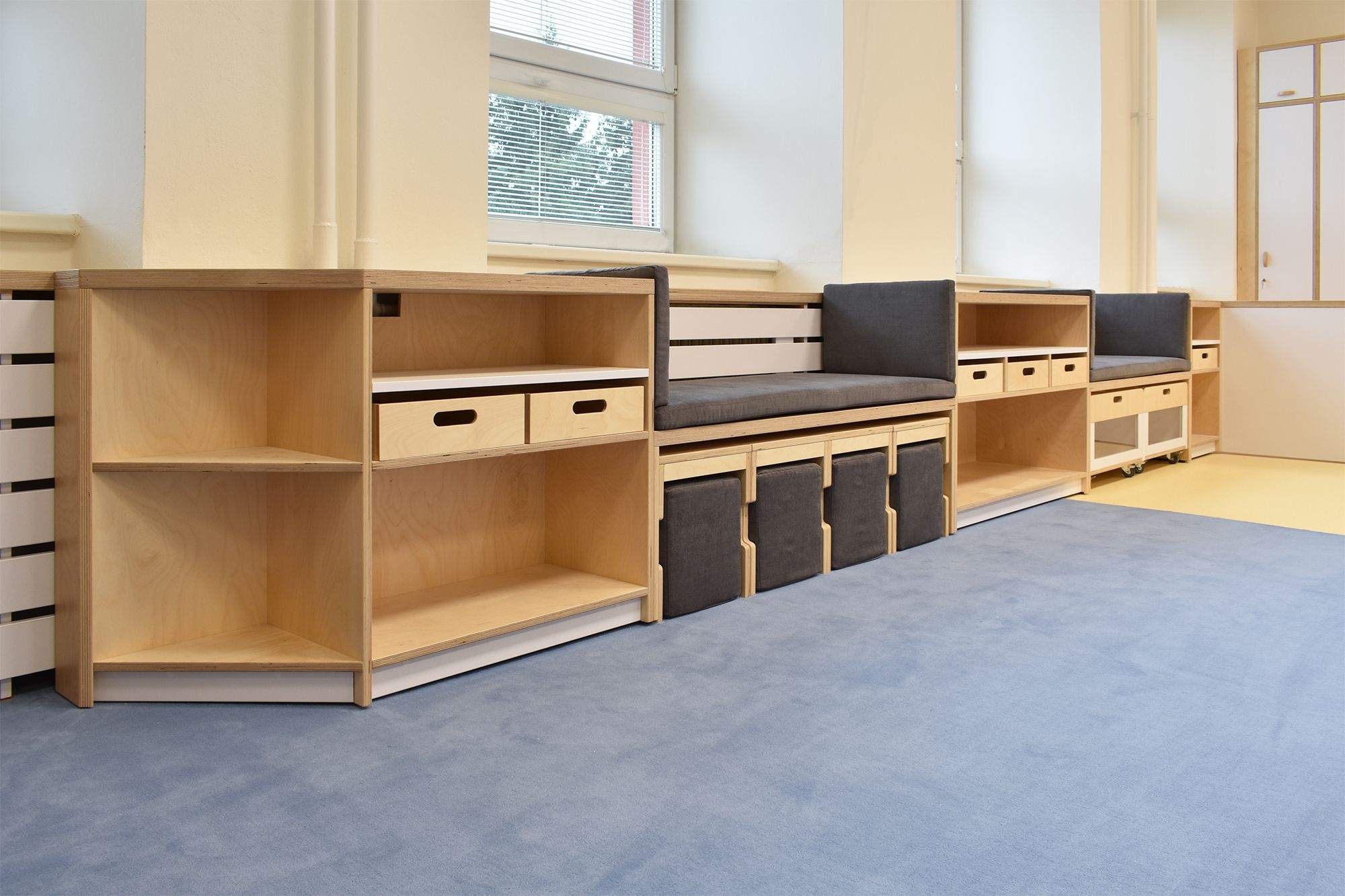 Modrá družina ZŠ Okříšky vybavena školním nábytkem ViVA school