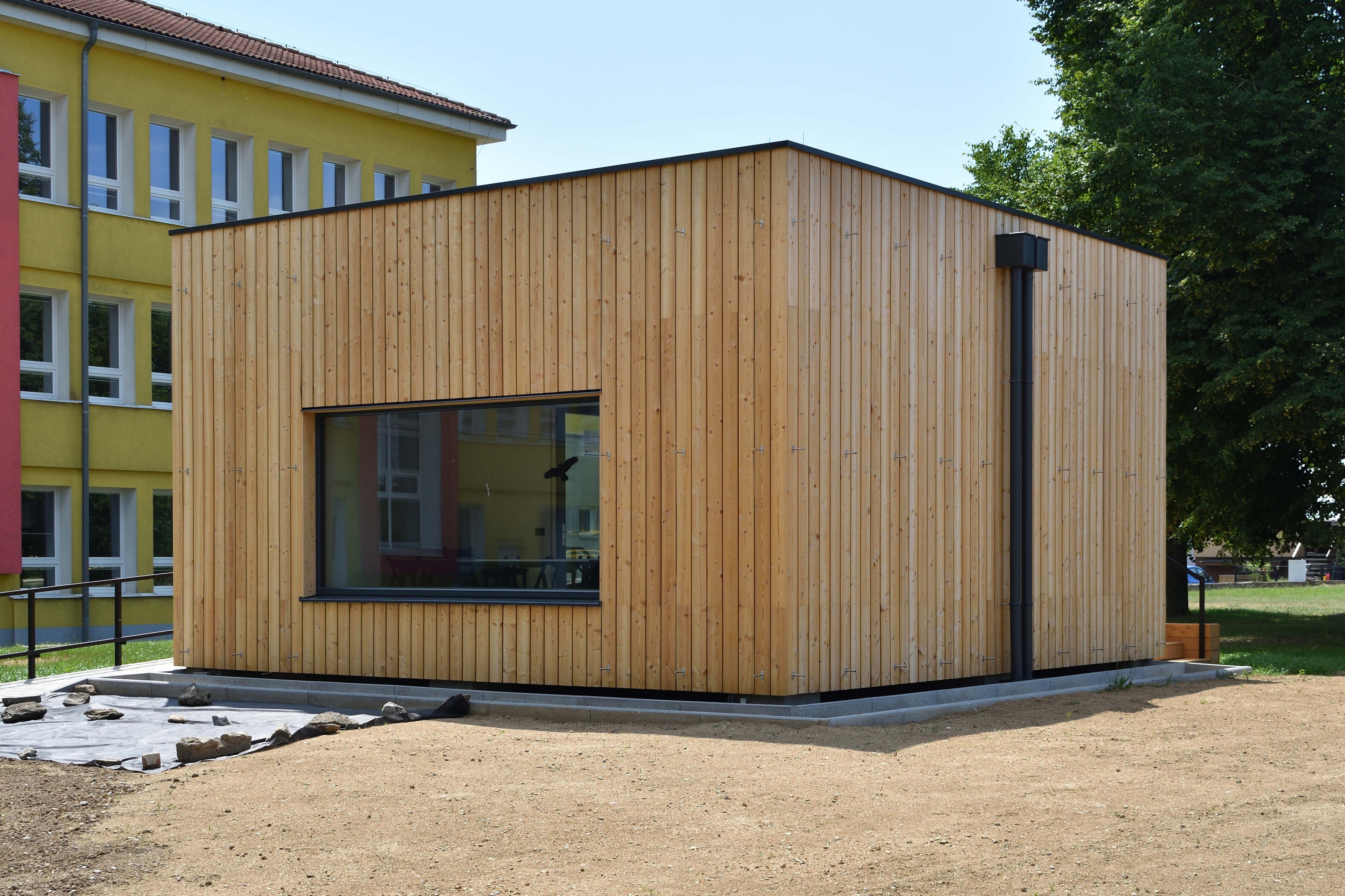 Venkovní učebna ViVA VEN Základní škola Dobronin exteriér 3 podled na sedací okno
