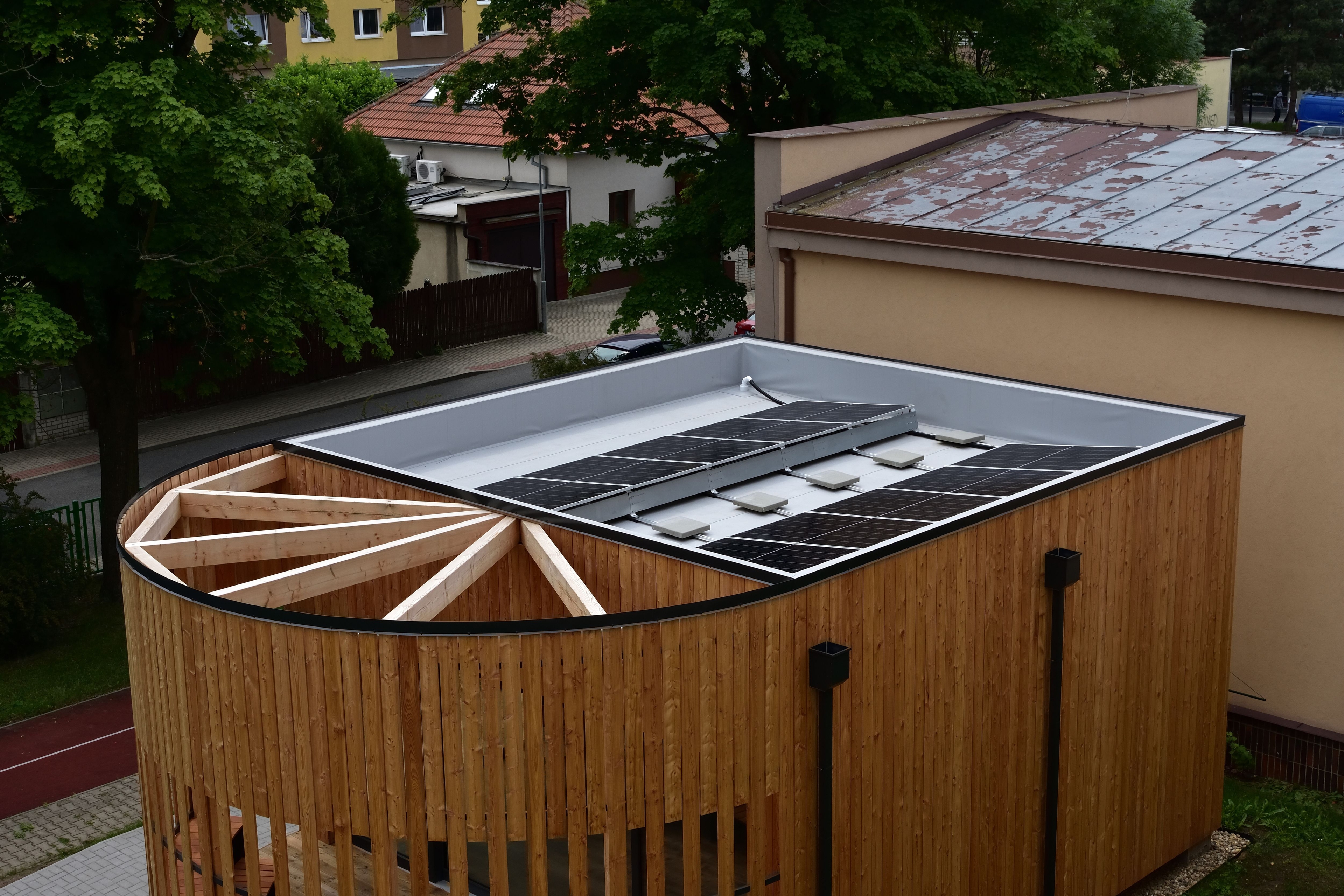 Venkovní učebna ViVA VEN Základní škola Štětí exteriér FVE 1 Fotovoltaické panely detail
