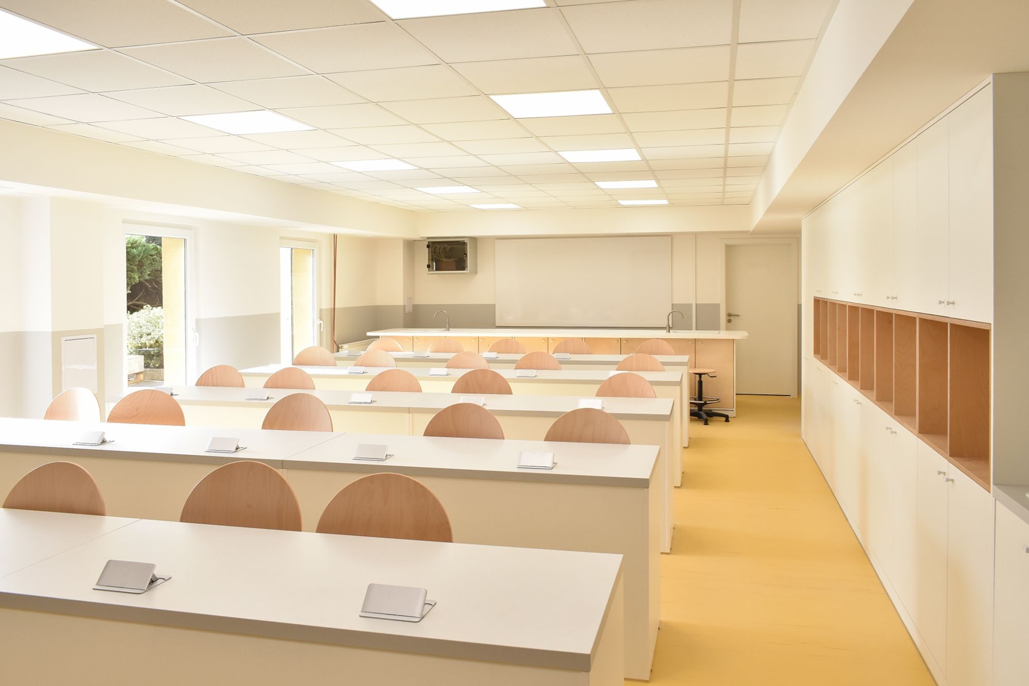 Učebna fyziky Praha školní nábytek interiérový design