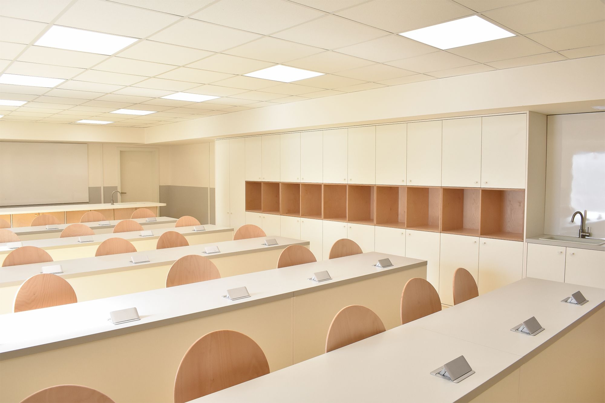Učebna fyziky Praha školní nábytek interiérový design