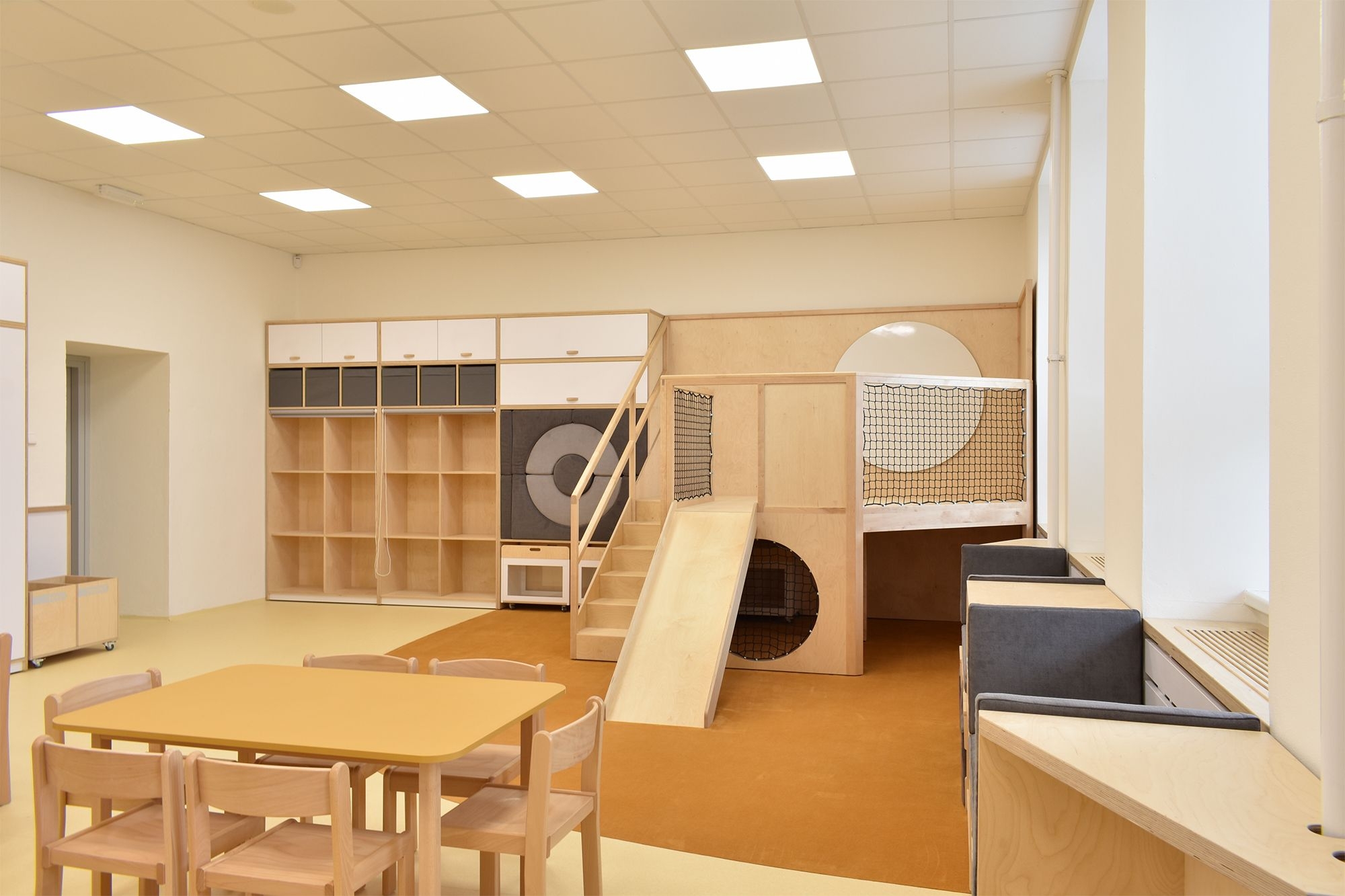 Karamelová družina ZŠ Okříšky vybavena školním nábytkem ViVA school