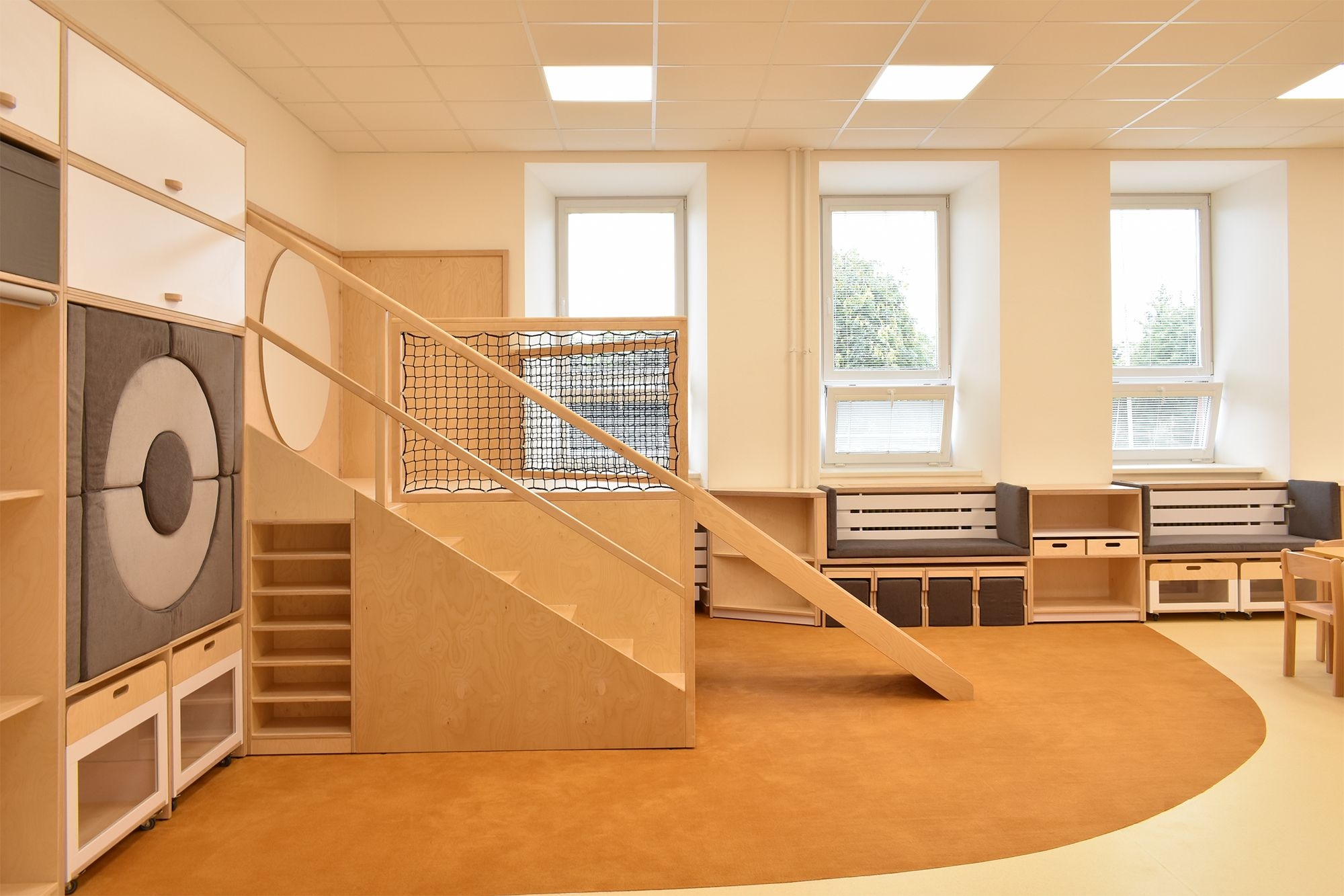 Karamelová družina ZŠ Okříšky vybavena školním nábytkem ViVA school