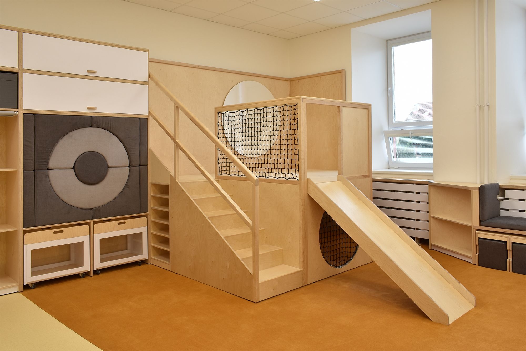 Karamelová družina ZŠ Okříšky vybavena školním nábytkem ViVA school