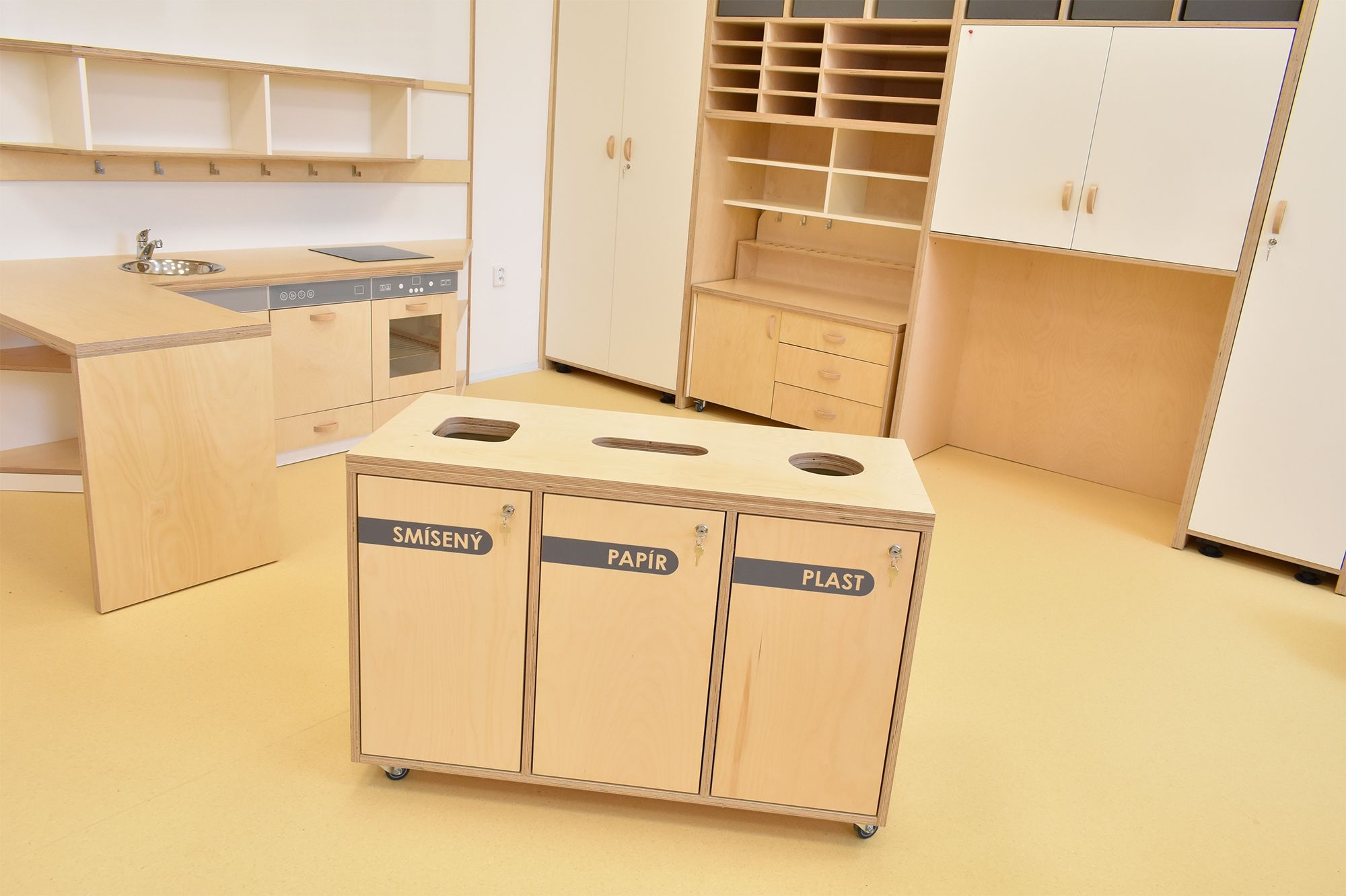 Žlutá družina základní škola okříšky. Mobilní koš na tříděný odpad.