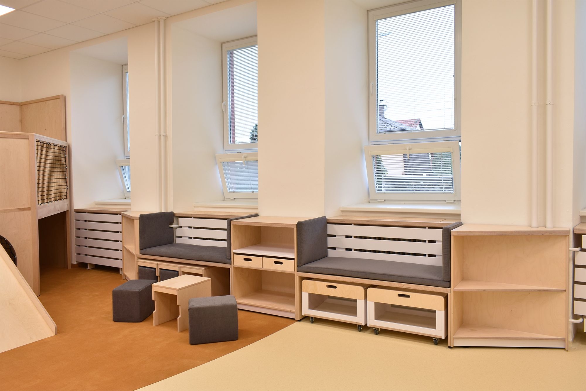 Karamelová družina ZŠ Okříšky vybavena školním nábytkem ViVA school