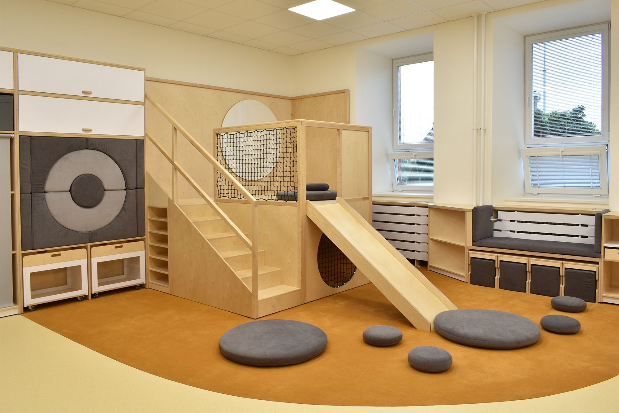 Karamelová družina ZŠ Okříšky vybavena školním nábytkem ViVA school